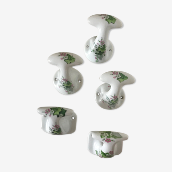 Ensemble de 5 patères en porcelaine de Limoges