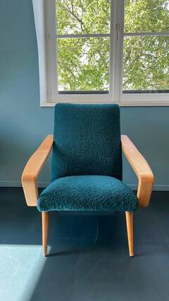 Blue amaranth armchair with armrests