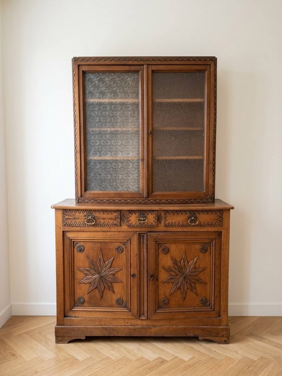Buffet ancien en bois massif sculpté