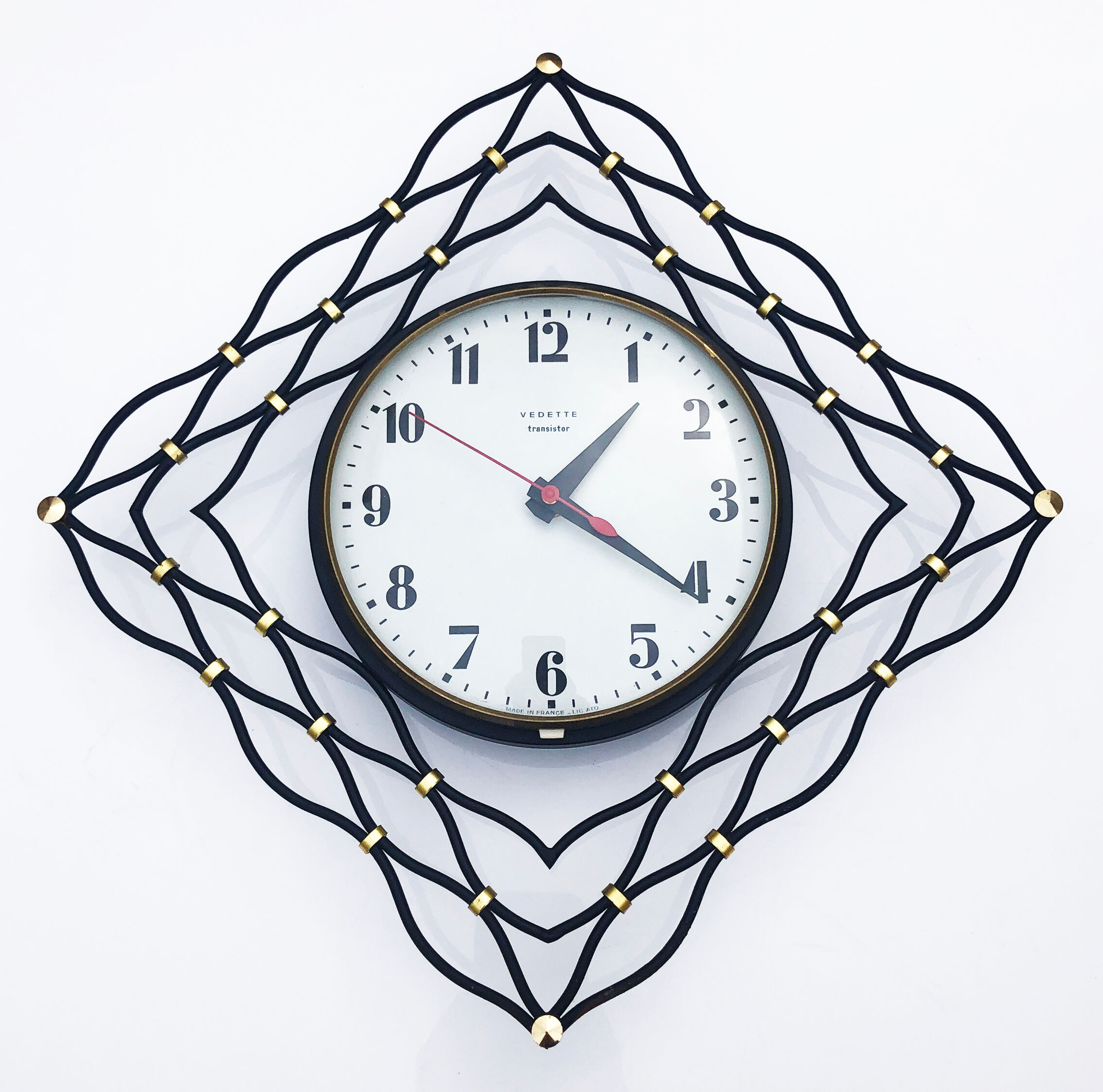 Horloge murale moderniste ORTF en fer laqué, verre et laiton - France 1960