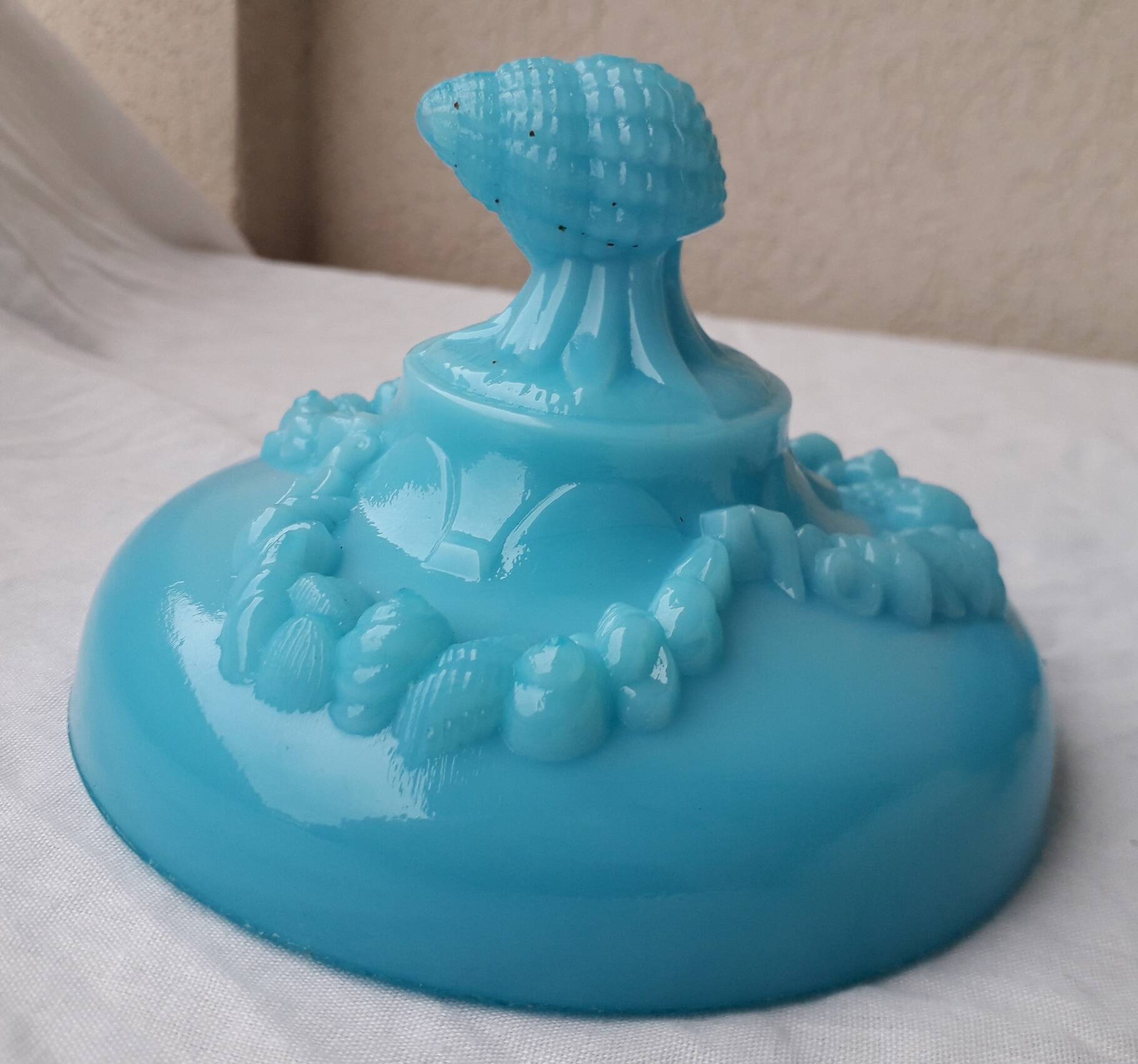 Bonbonnière en opaline bleue