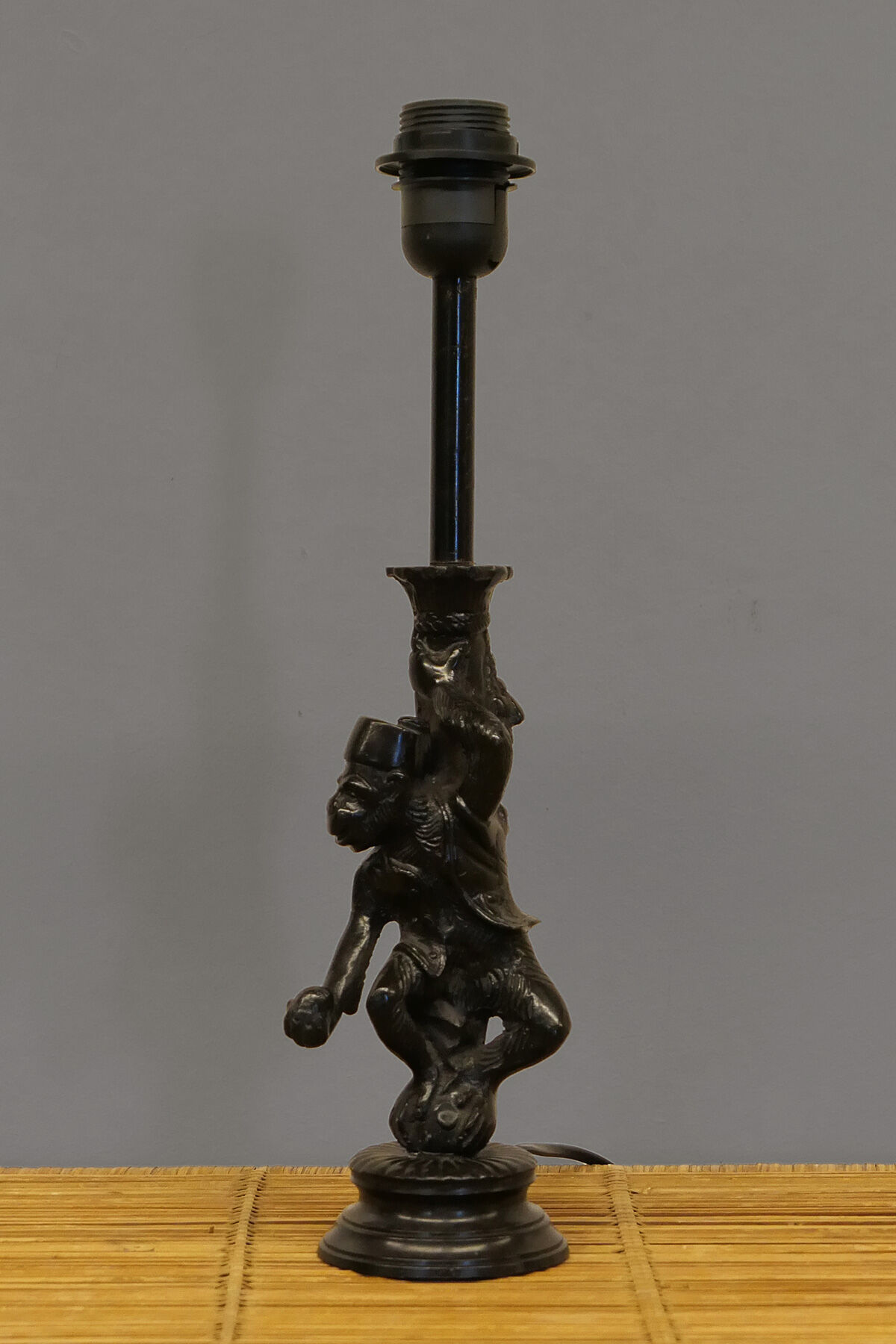 Lamp monkey learned juggler in patinated bronze