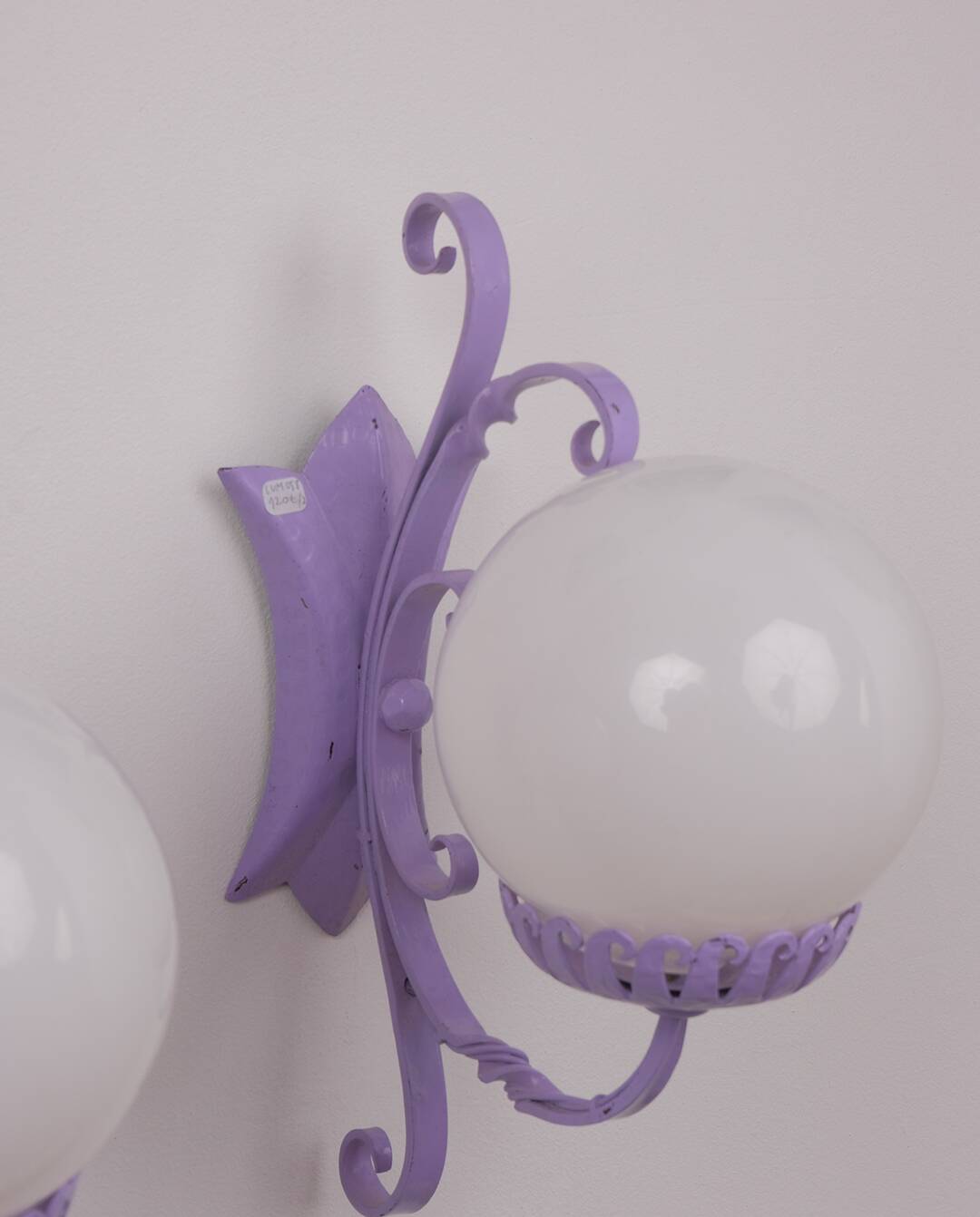 Appliques en fer forgé et sphères en verre x2