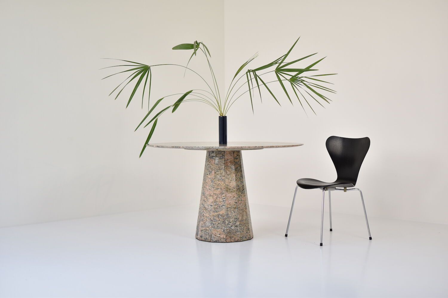 Round dining table in granite from Italy, 1970