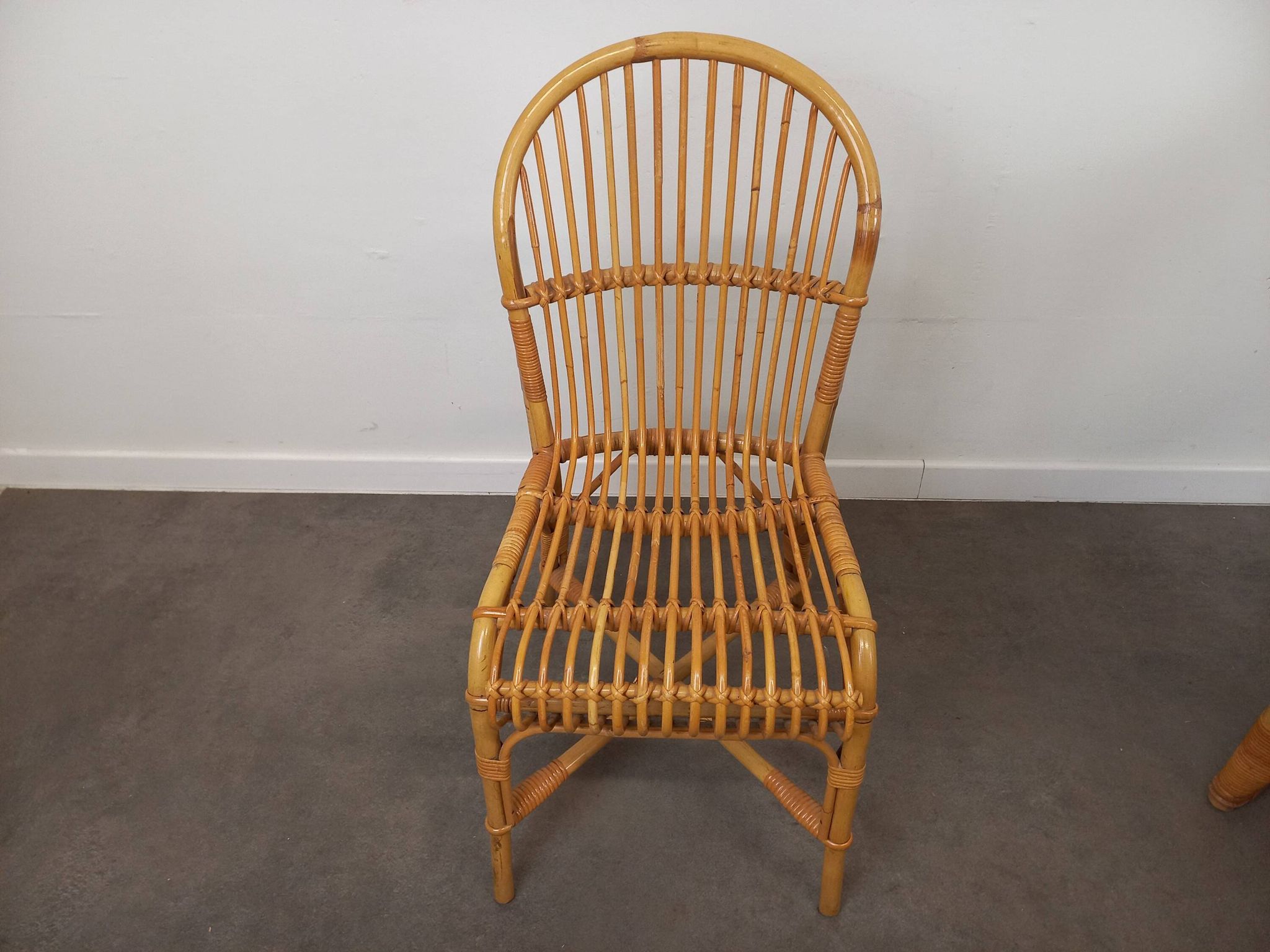 Bureau et sa chaise en rotin
