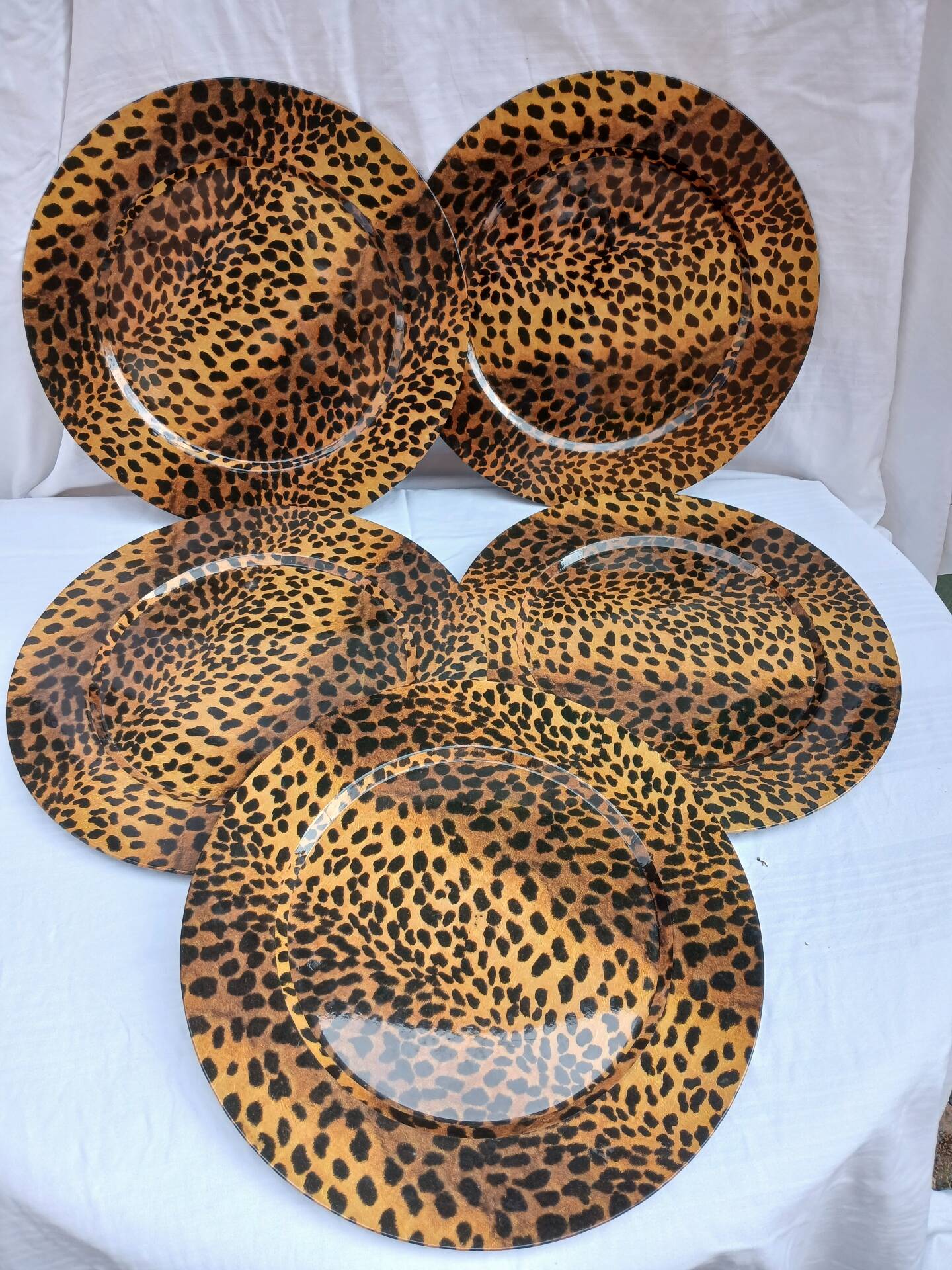 5 large flat plastic plates
