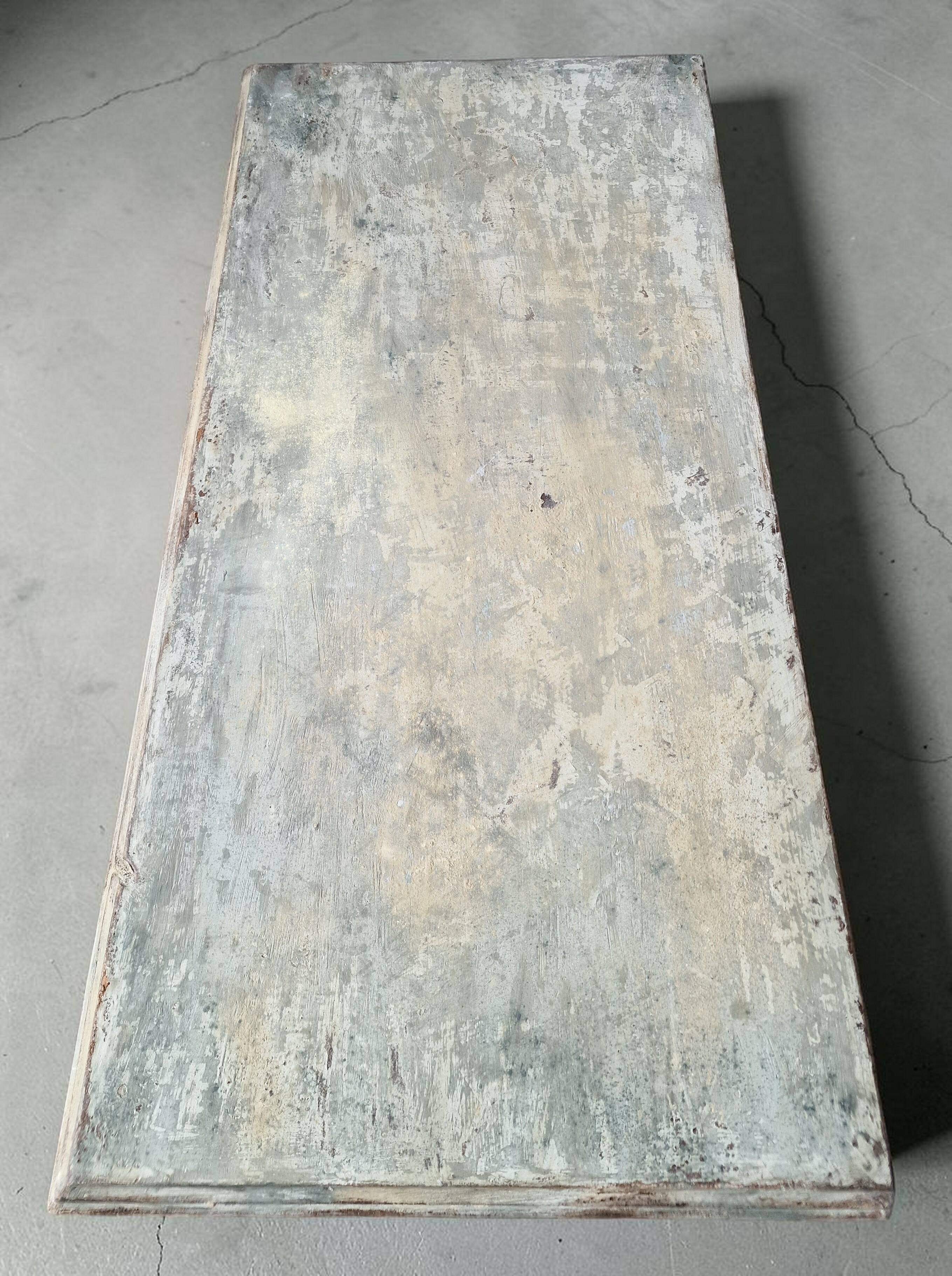 Commode patinée beige et bleu style wabi sabi