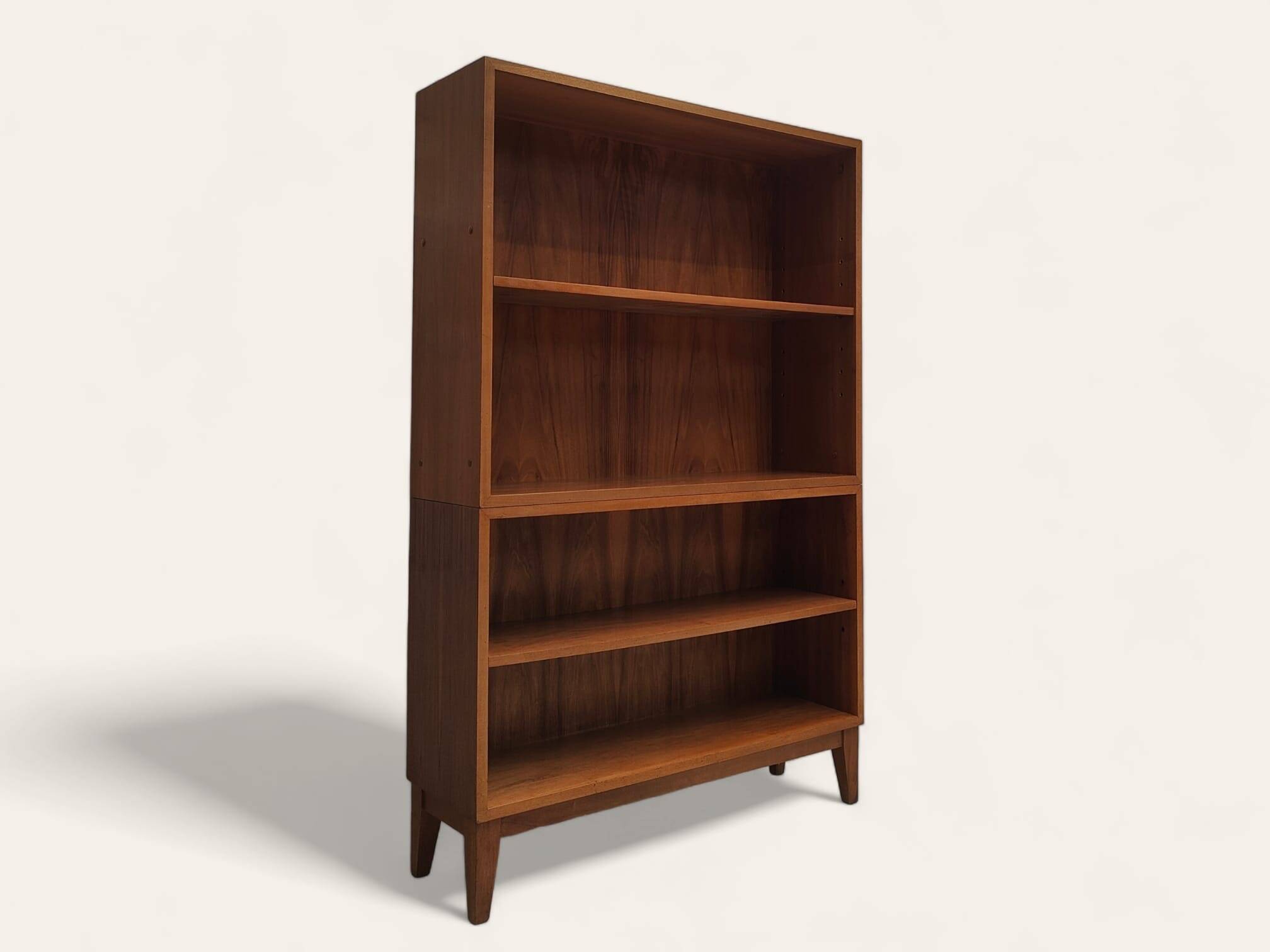 Bibliothèque du milieu du siècle