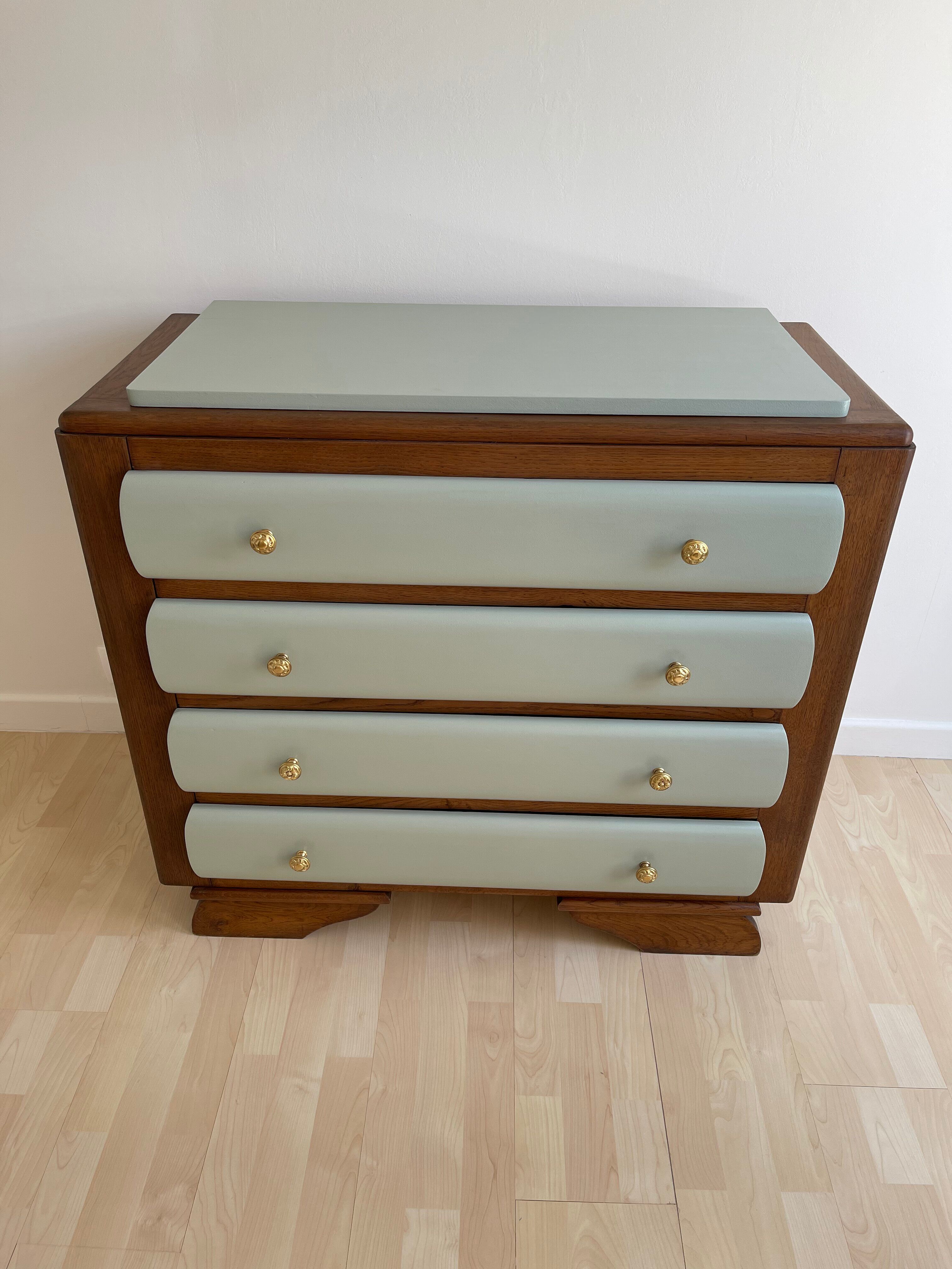 Commode vert pâle
