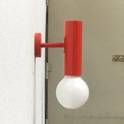 Paire d'appliques rouges minimalistes du milieu du siècle
