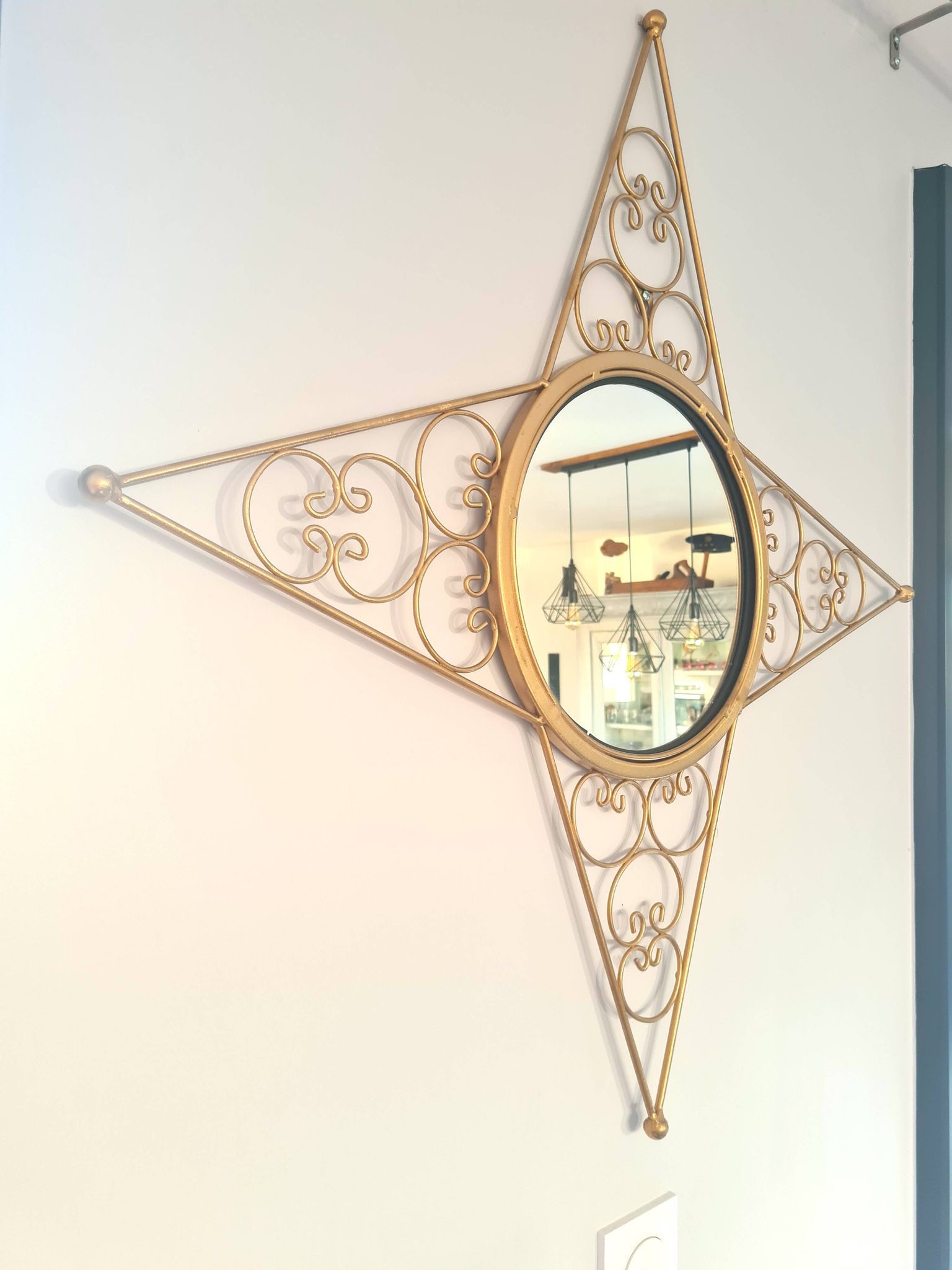 Miroir étoile doré en métal – décoration murale de charme