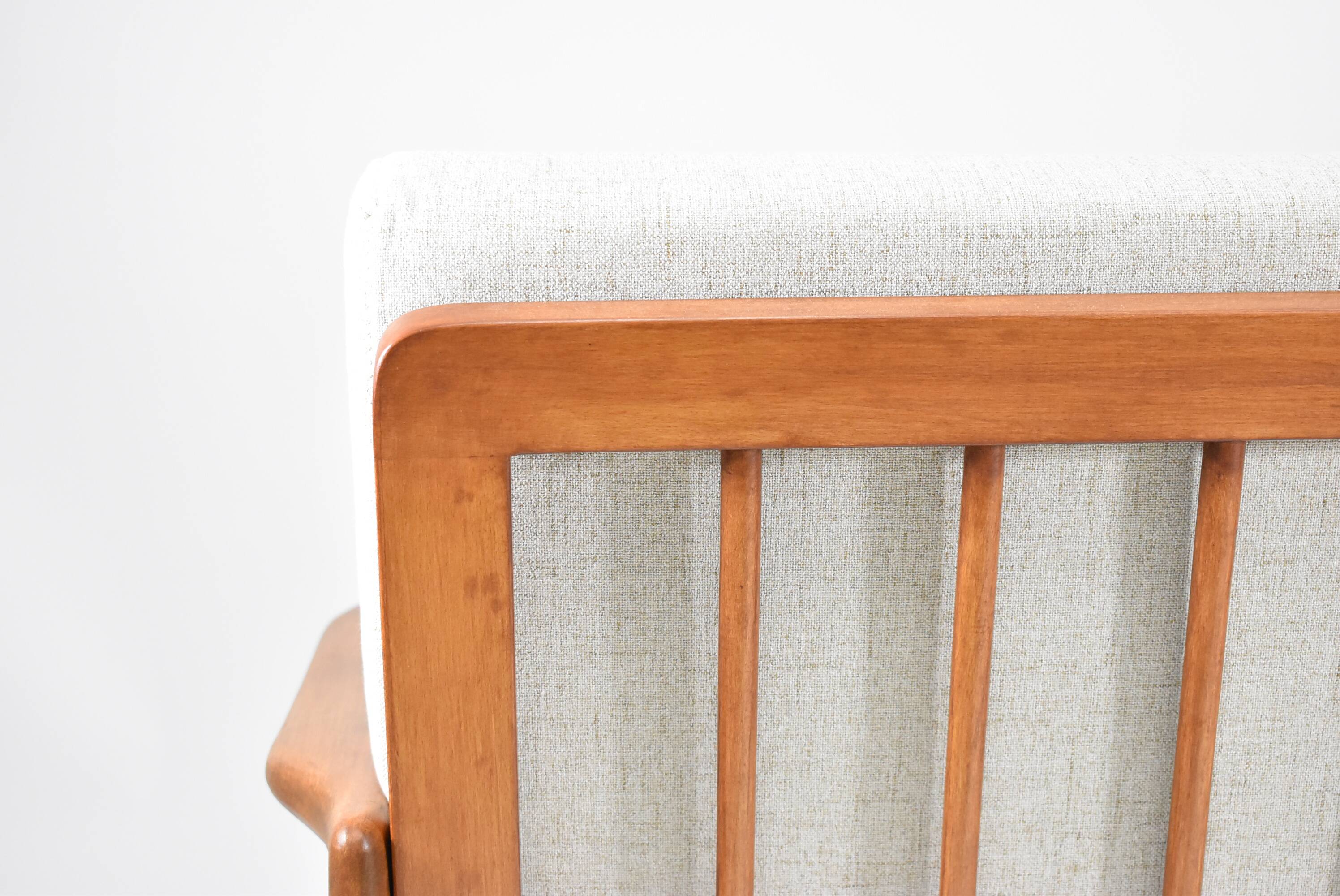 Canapé deux places beige de style scandinave