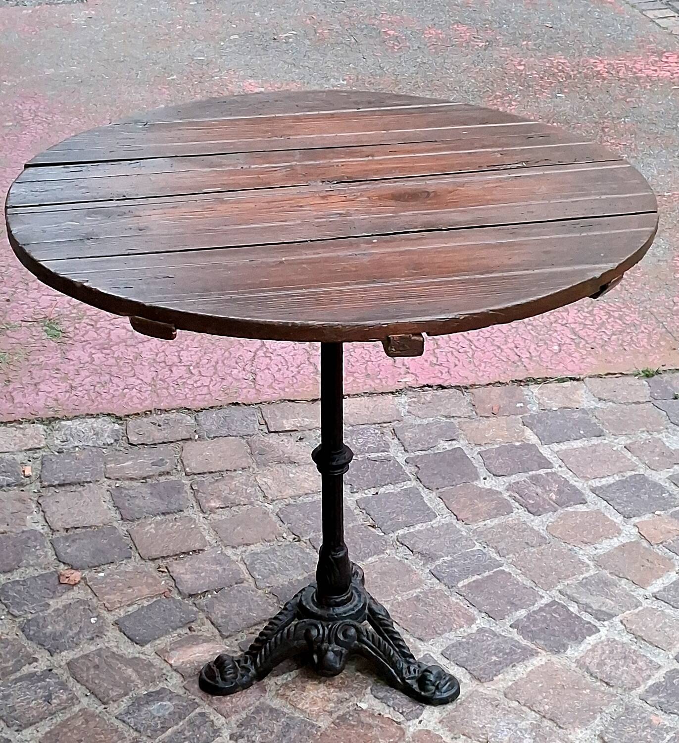 Old bistro guéridon table bar restaurant