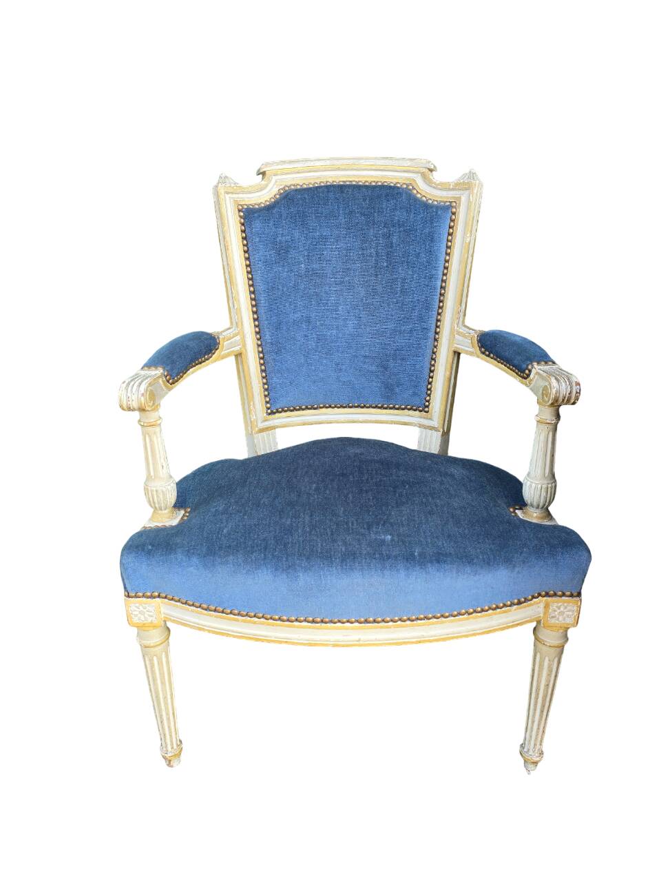 Living room with daybed and two armchairs