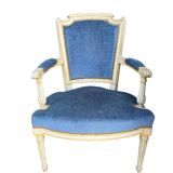 Living room with daybed and two armchairs
