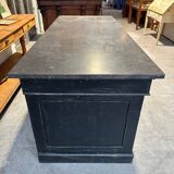 Ilot de magasin recouvert d’une pierre bleue