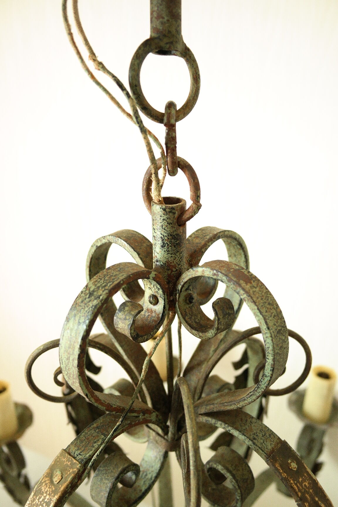 Lustre with 8 branches in wrought iron, grey-green patina and antique gilding.