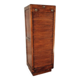 Armoire à rideau vintage en chêne français – meuble de rangement des années 1920 avec 12 étagères fixes et ferrures en laiton (42 × 38 × 118 cm)