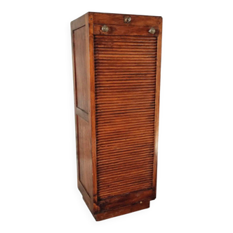 Armoire à rideau vintage en chêne français – meuble de rangement des années 1920 avec 12 étagères fixes et ferrures en laiton (42 × 38 × 118 cm)