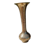 Grand vase en laiton doré et gravé