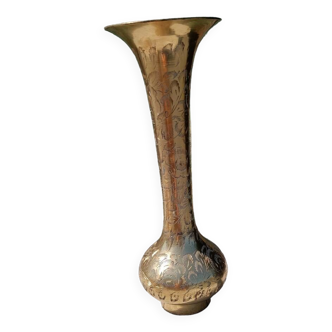Grand vase en laiton doré et gravé