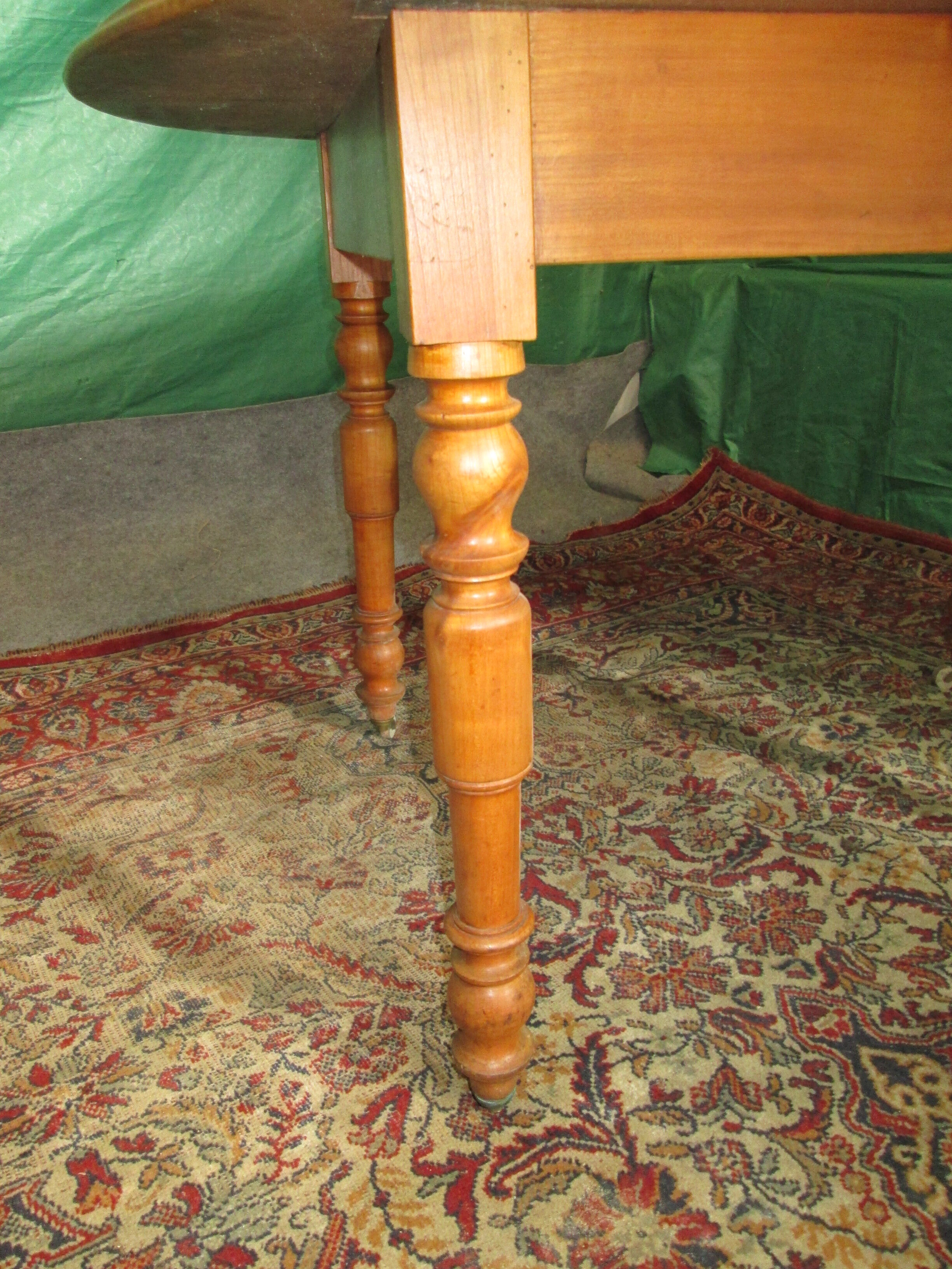 Round table in solid cherry