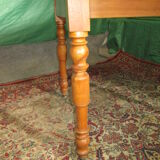 Round table in solid cherry