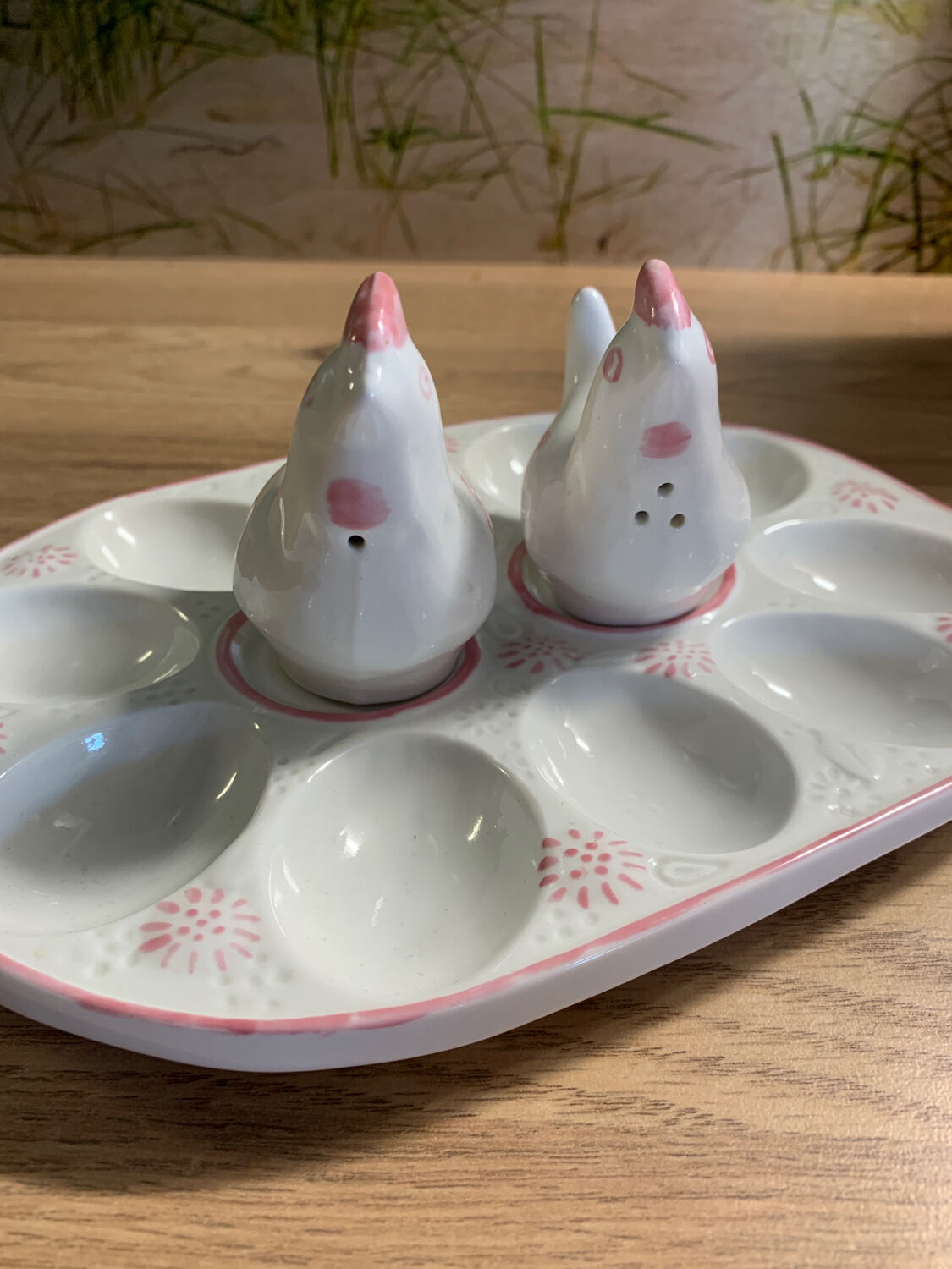 Egg dish or other, salt shaker and pepper shaker hens / 10 footprints