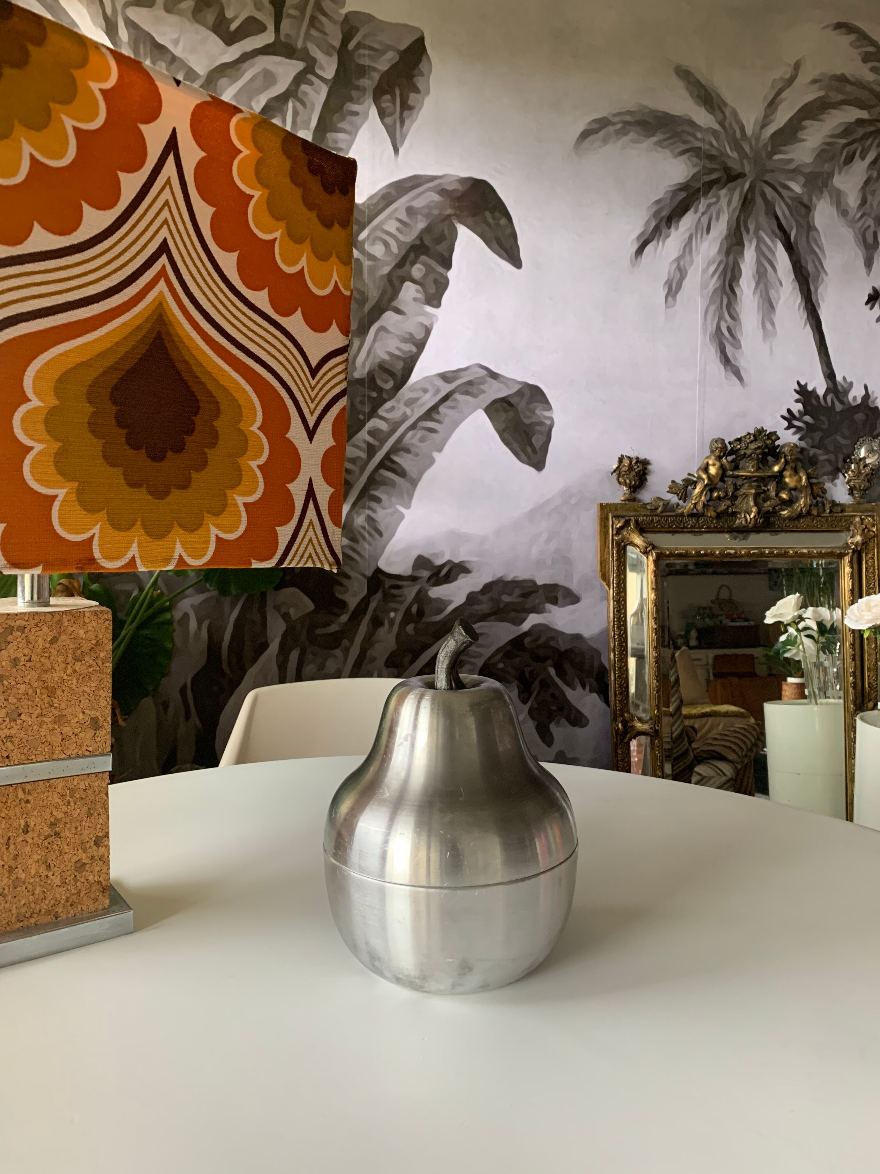 Pear-shaped ice bucket