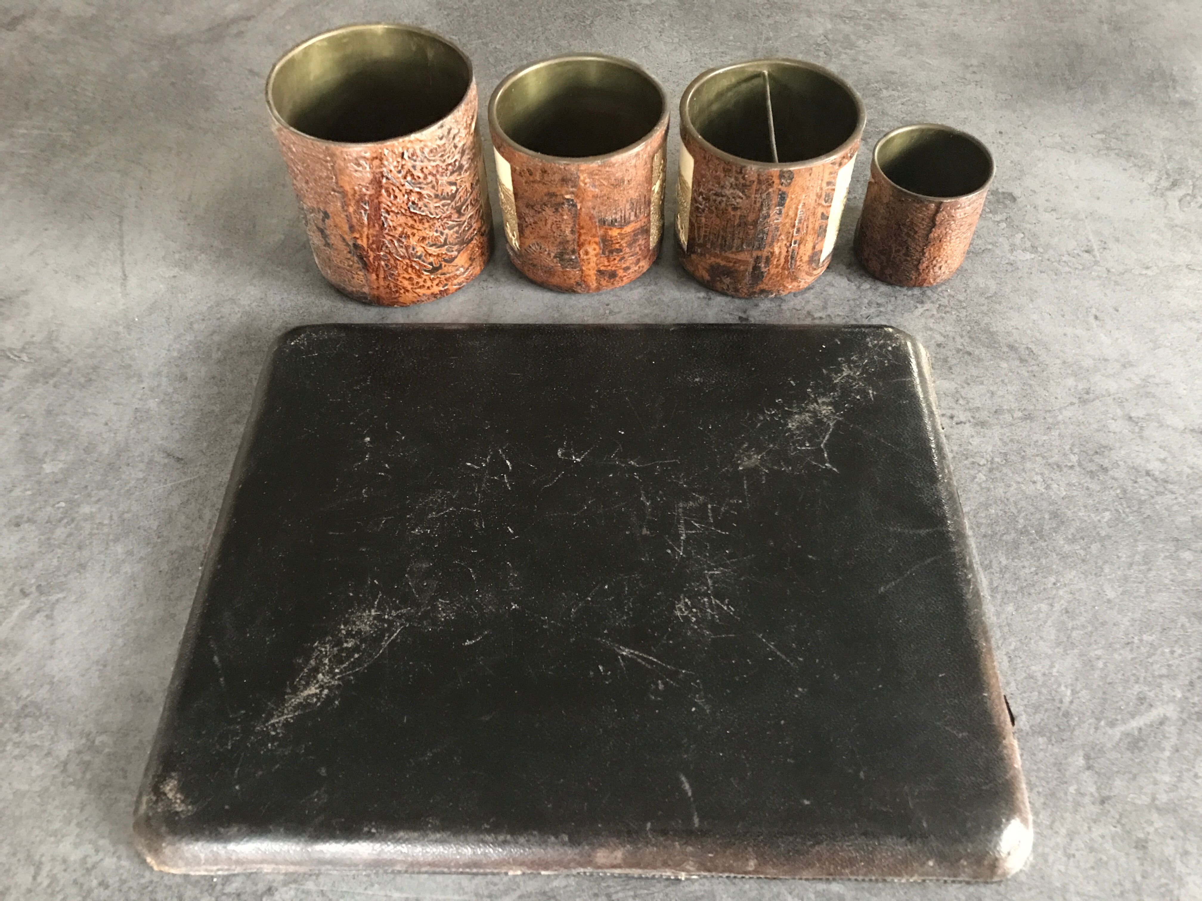 Nécessaire de bureau ancien laiton et cuir, 1 plateau avec 4 pots décor chasse à courre