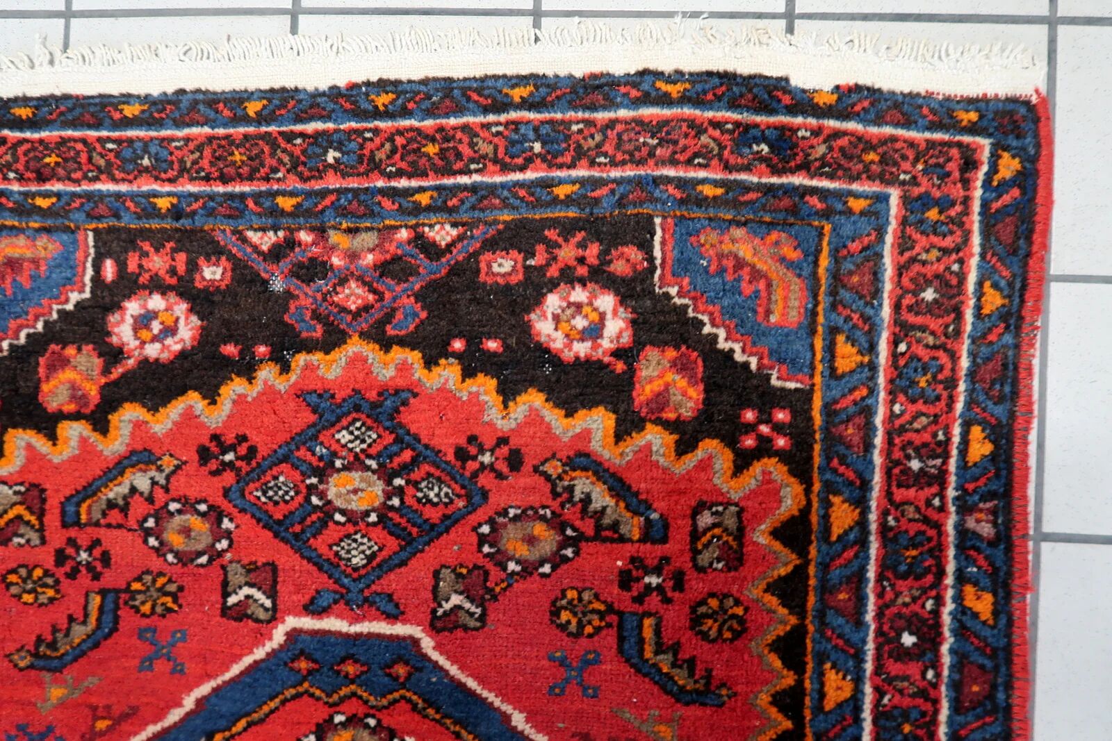 Vintage 1930s Persian Hamadan rug, geometric medallion, 105cm x 143cm (3'5" x 4'8") - 1C1276