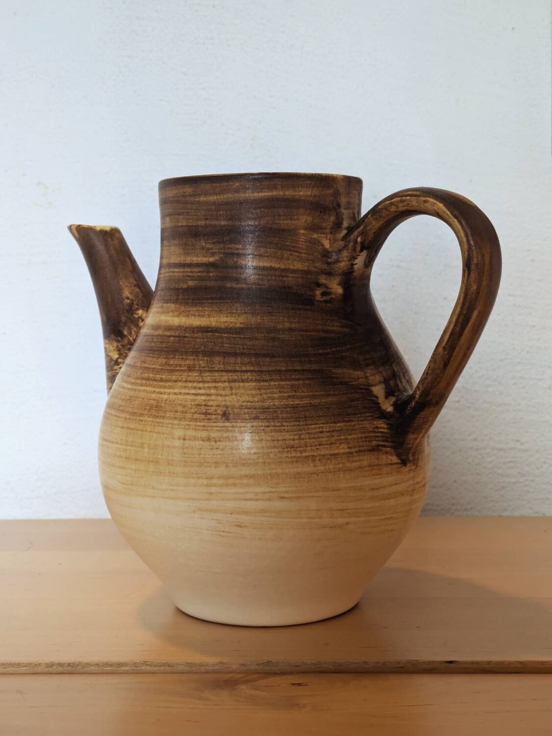 Pichet Longchamp en céramique décorée à la main