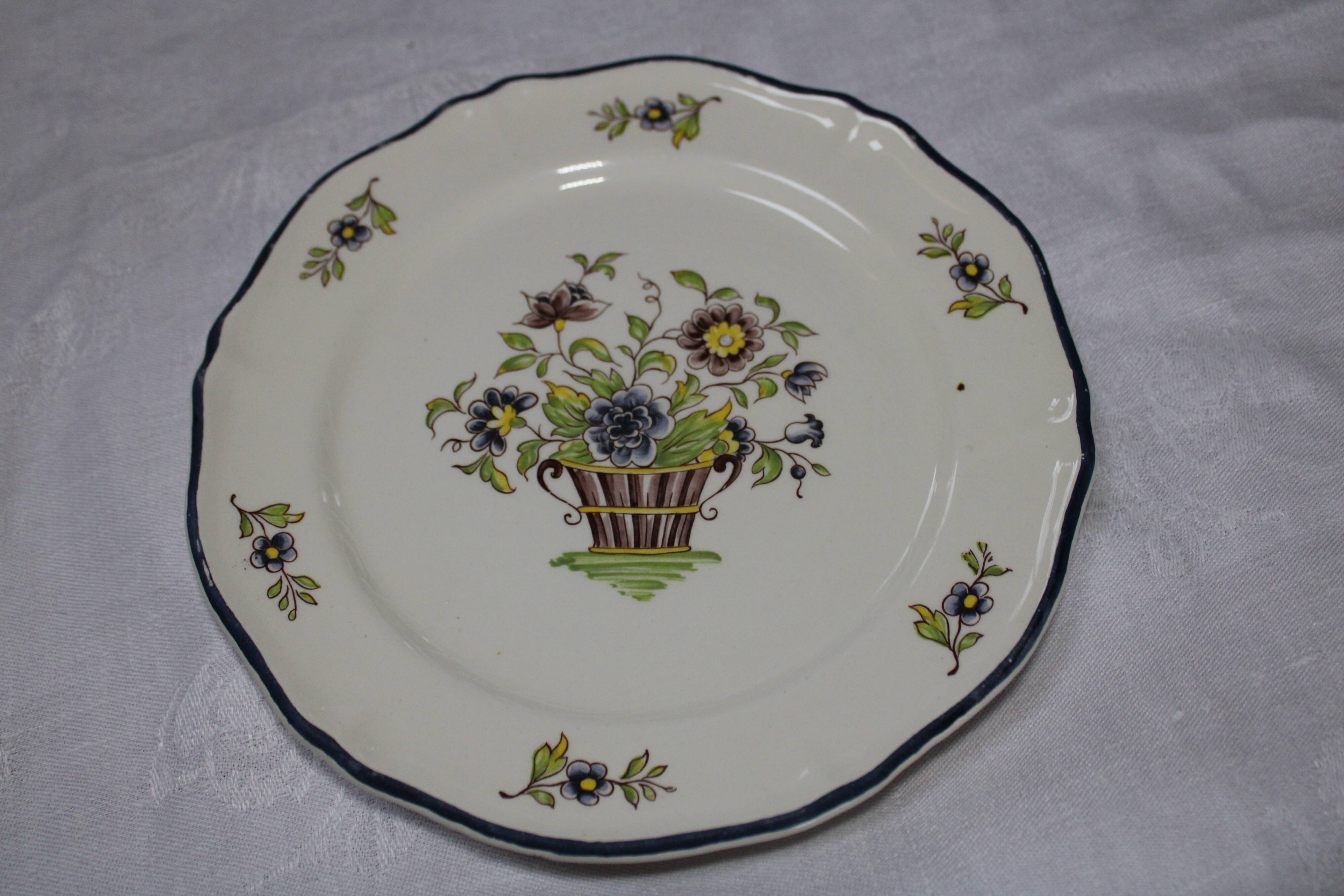 Service at Dessert Saint-Amand Vieux Delft