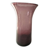 Vase en verre bullé violet