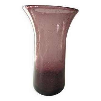 Vase en verre bullé violet