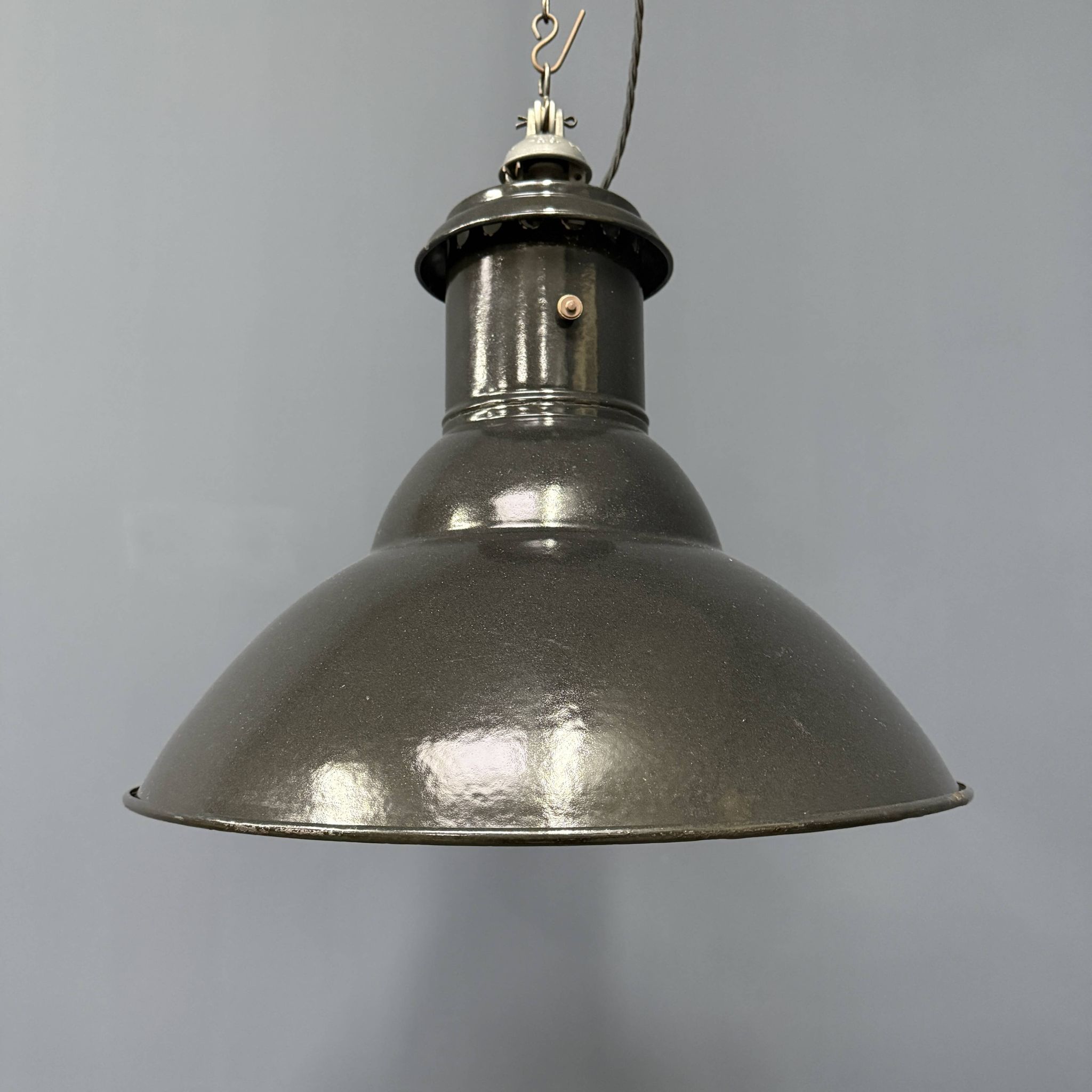 Lampe à suspension industrielle française en émail noir de taille moyenne