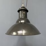 Lampe à suspension industrielle française en émail noir de taille moyenne
