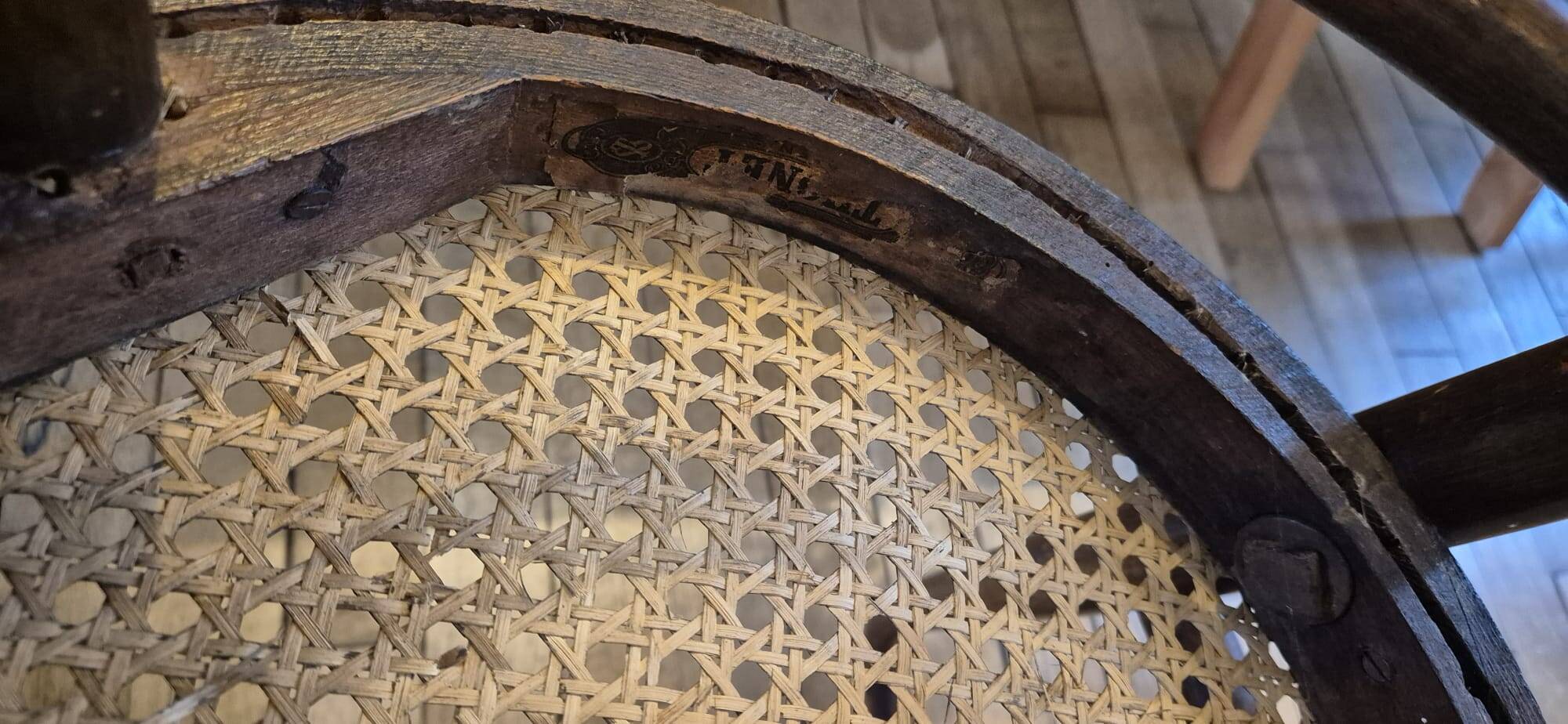 Lot de 4 chaises signées Thonet avec cannage