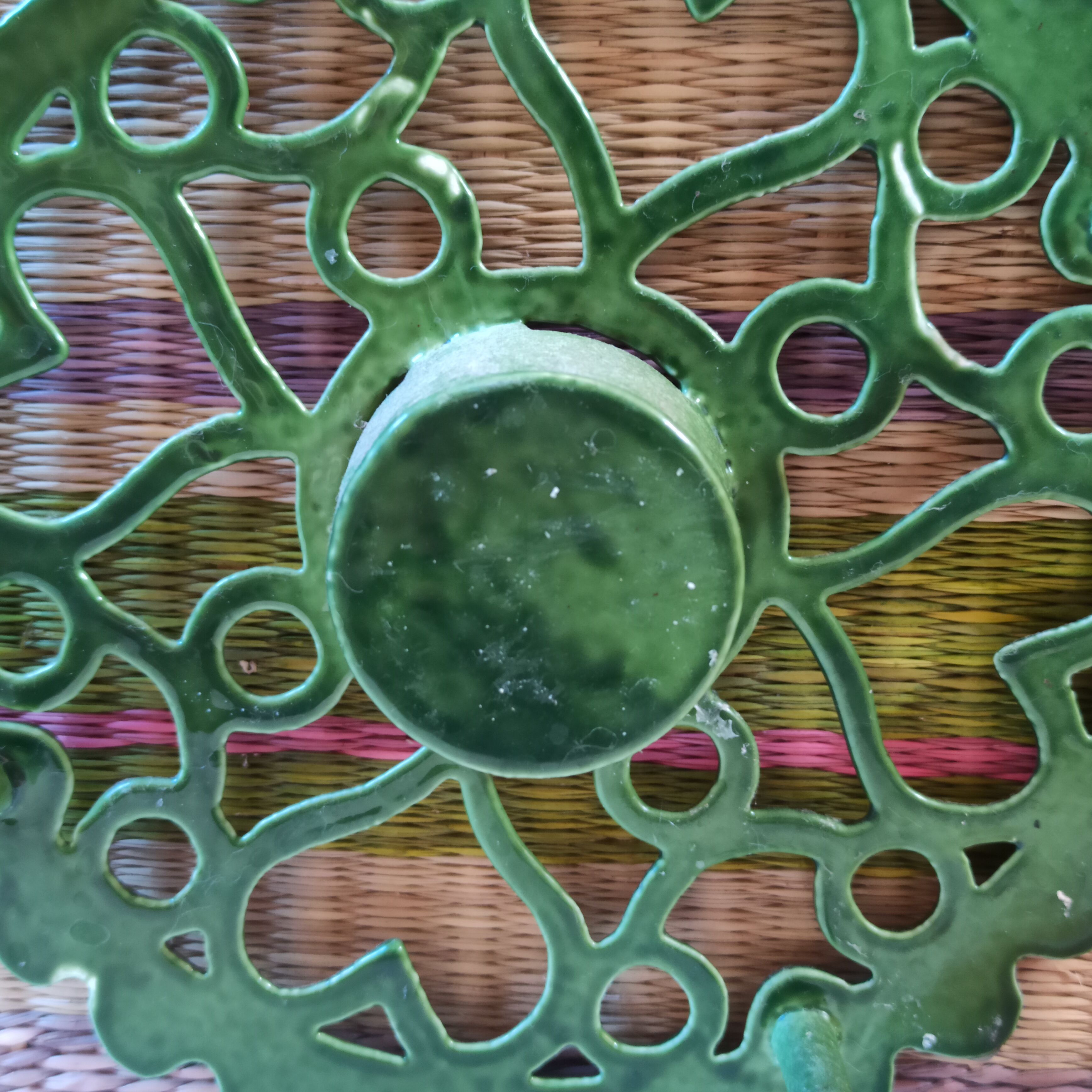 Enamelled cast iron underside