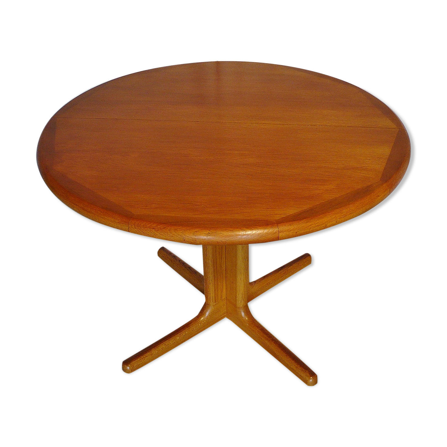 Expandable round table in teak