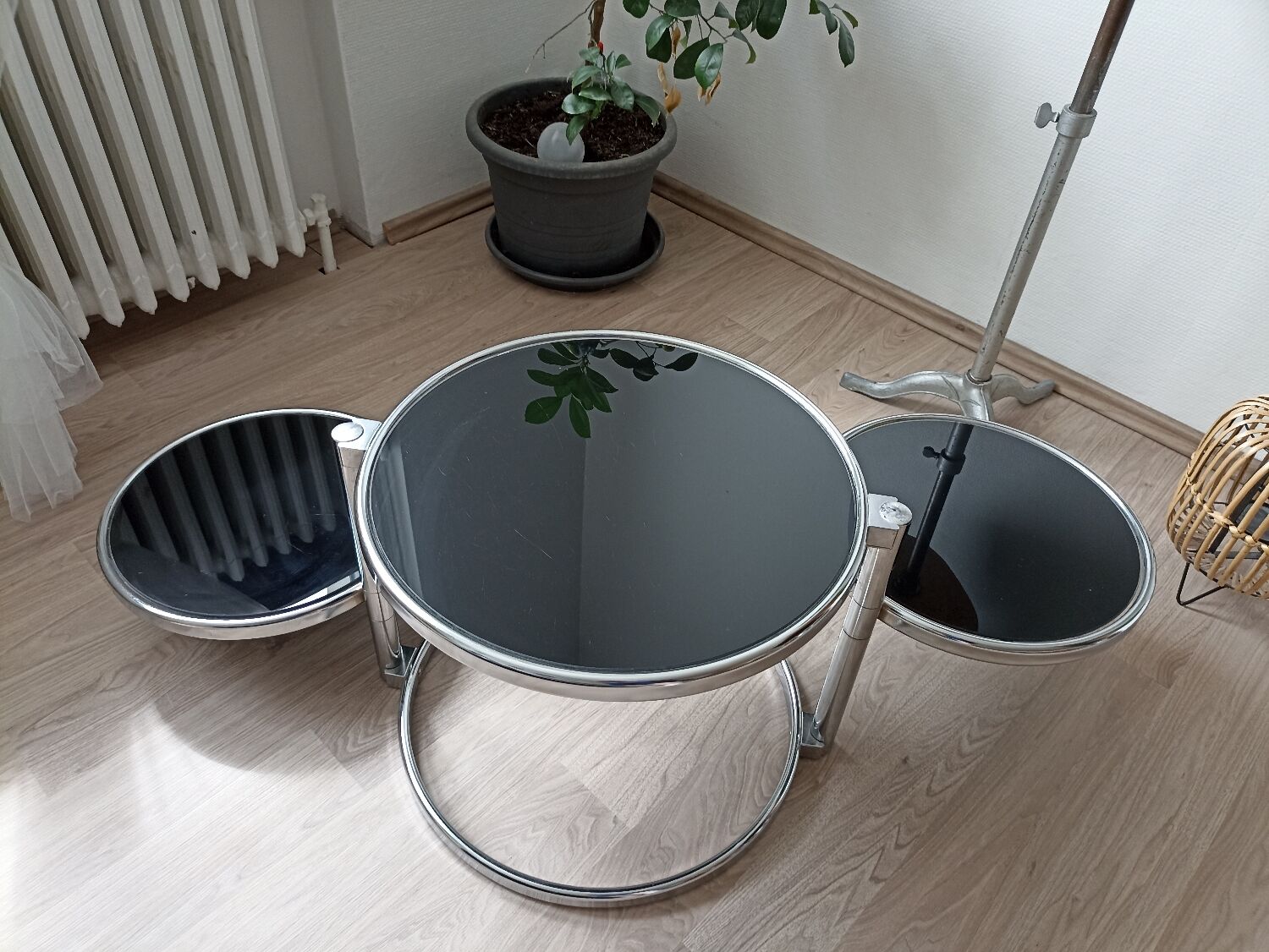 Round coffee table in glass and vintage chrome