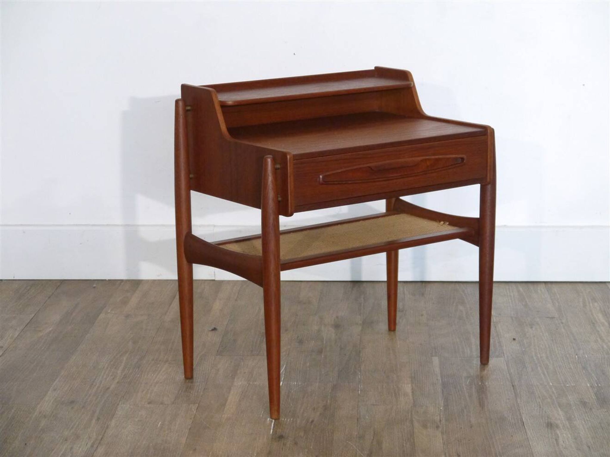 Table d'appoint ou de chevet danoise en teck 1960