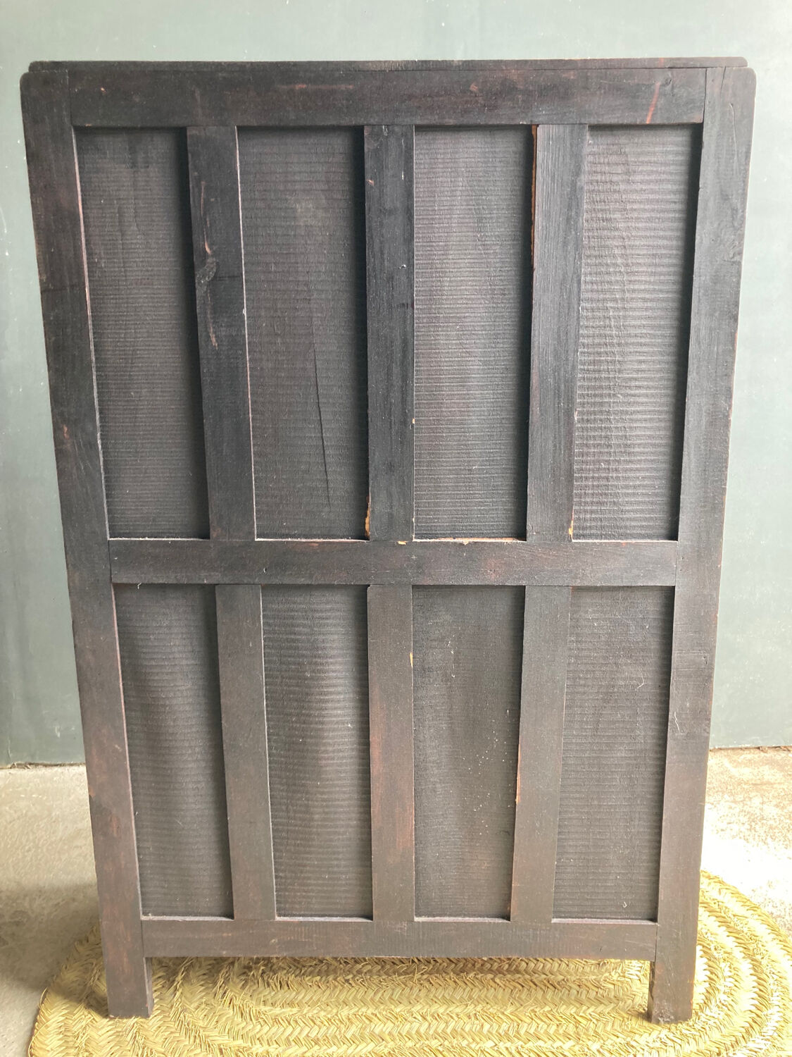 Armoire parisienne étagères