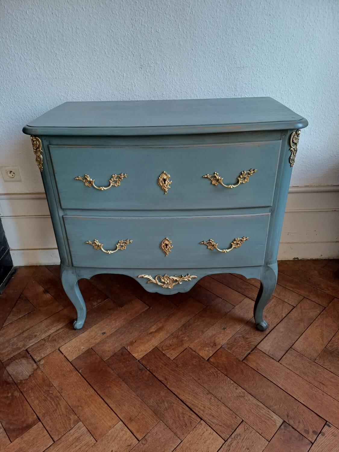 Regency style patinated bedroom chest of drawers with 2 drawers
