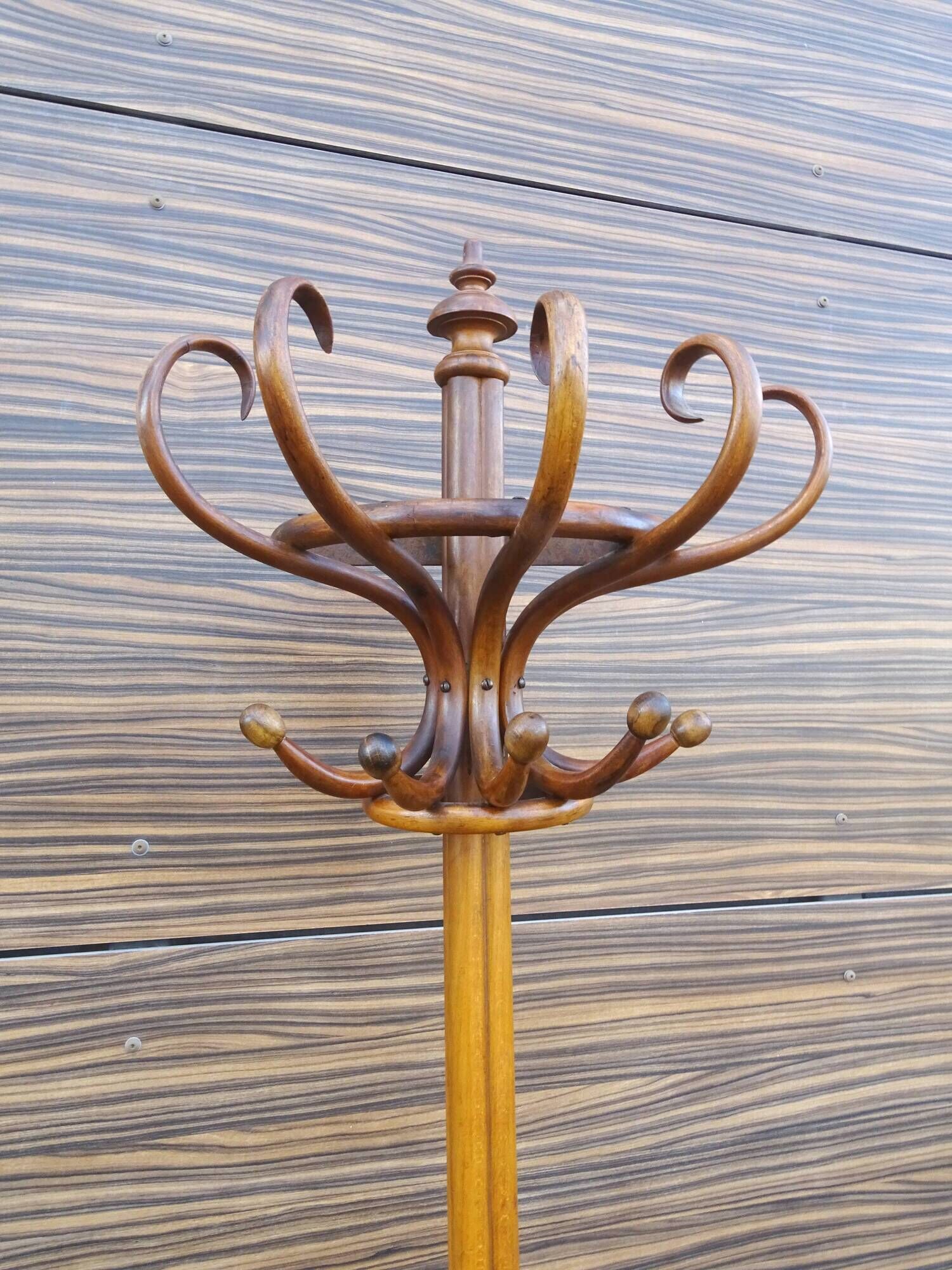 Curved wooden wall coat rack, J&J Kohn Ca.1890 No Thonet