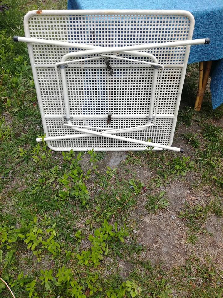 Folding garden table