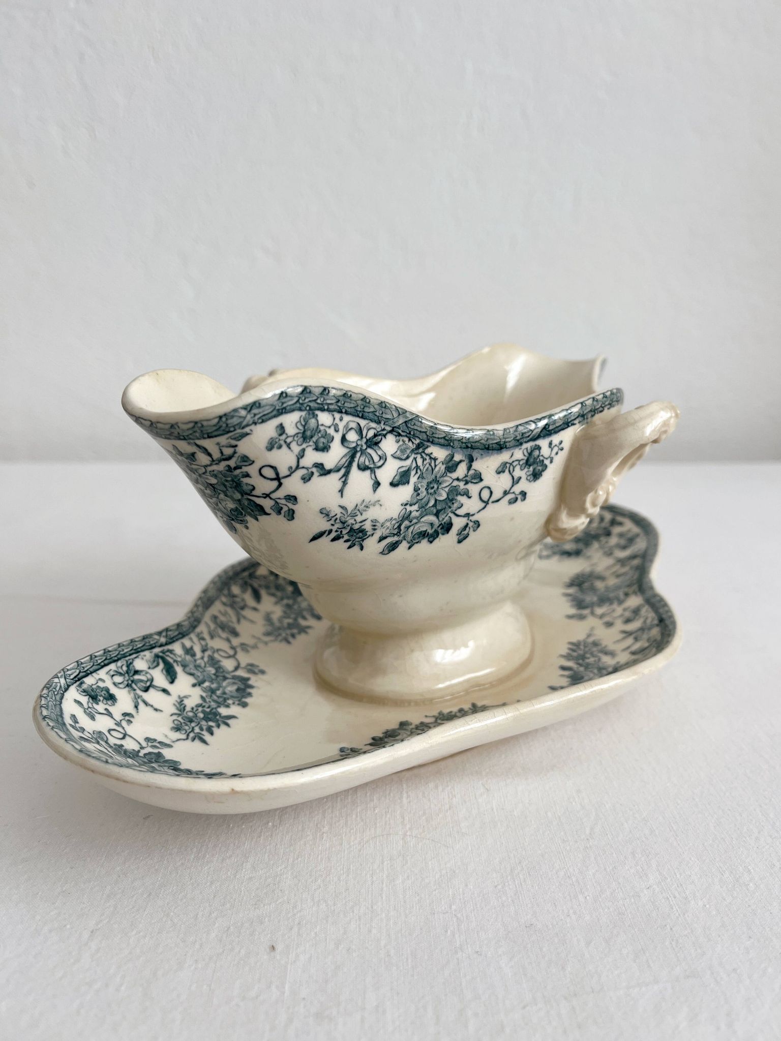Opaque ironstone sauce boat "Bouquets de roses" from Gien