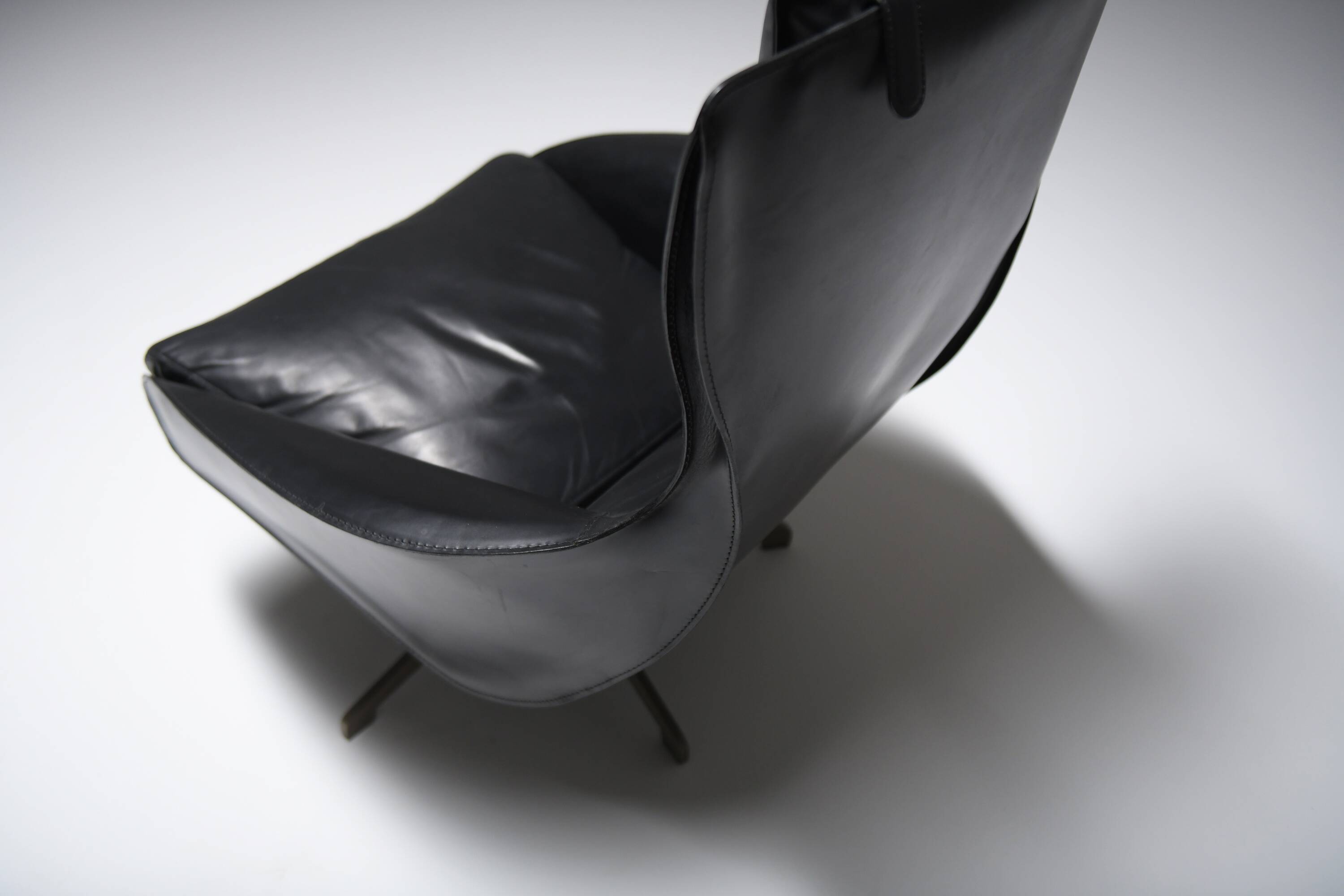 Black leather Cab 423 by Mario Bellini for Cassina