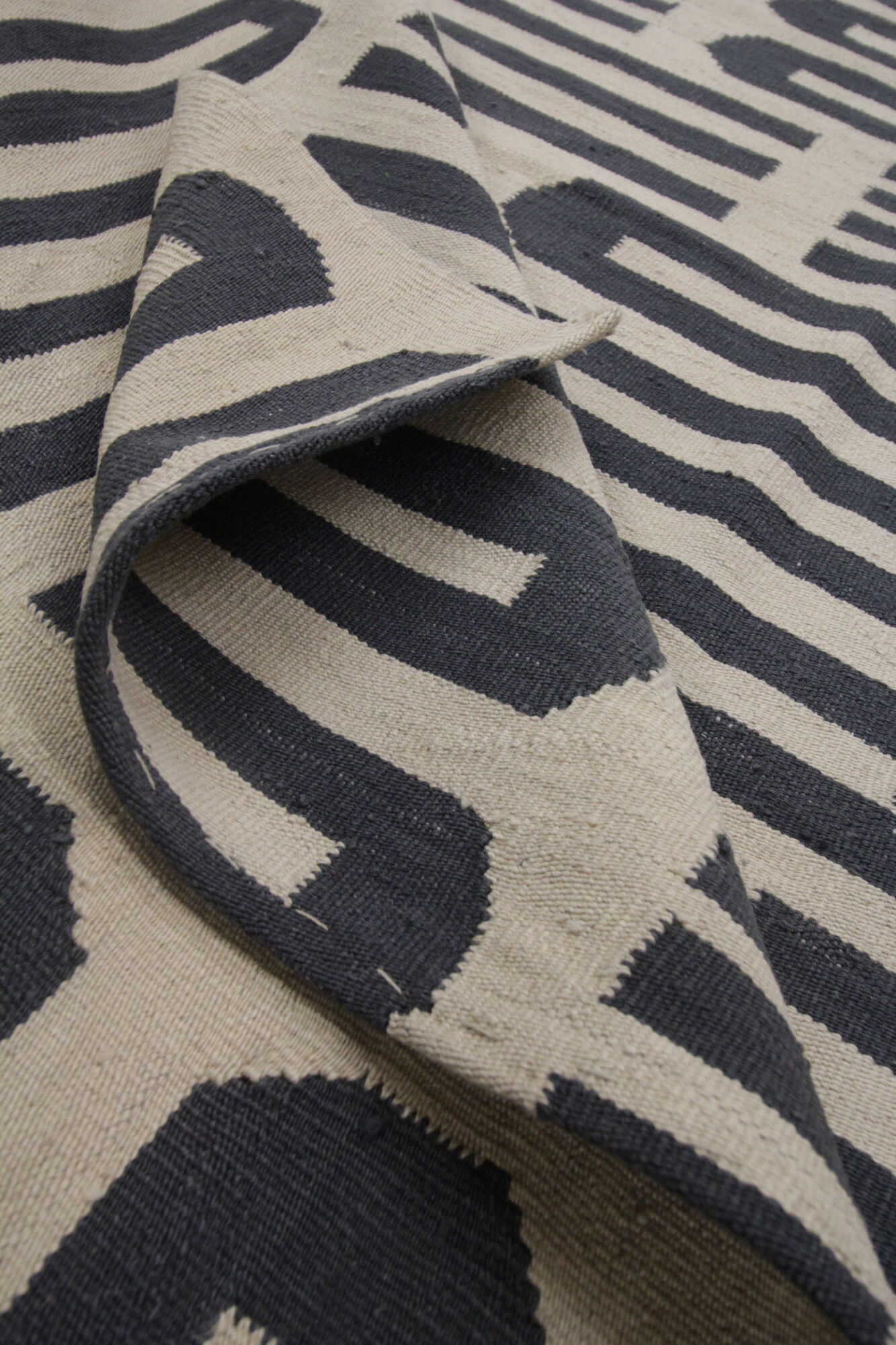 Bold Geometric Kilim Contemporary Grey Cream Wool Area Rug- 177x225cm