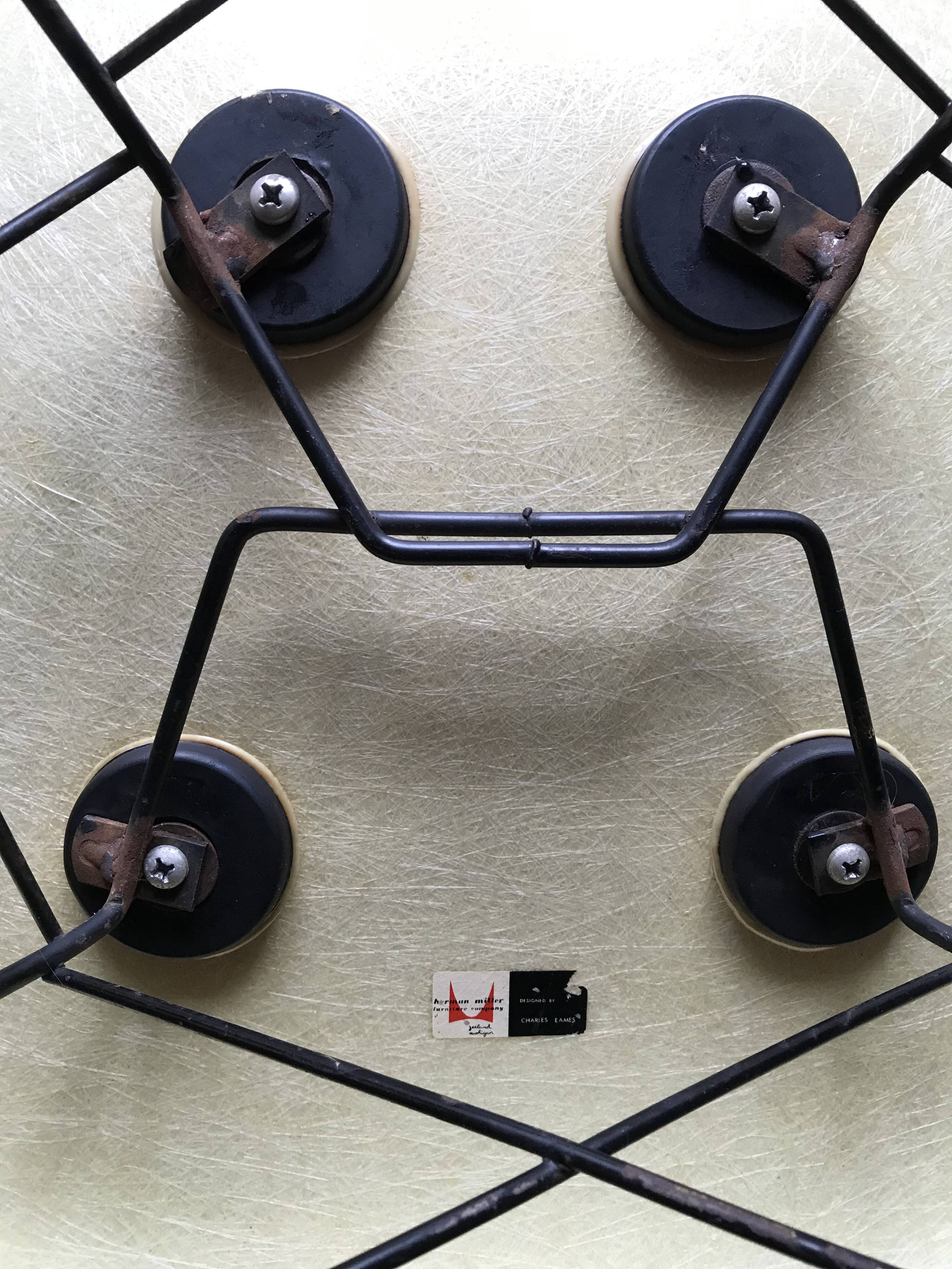 Armchair C&R Eames LAR